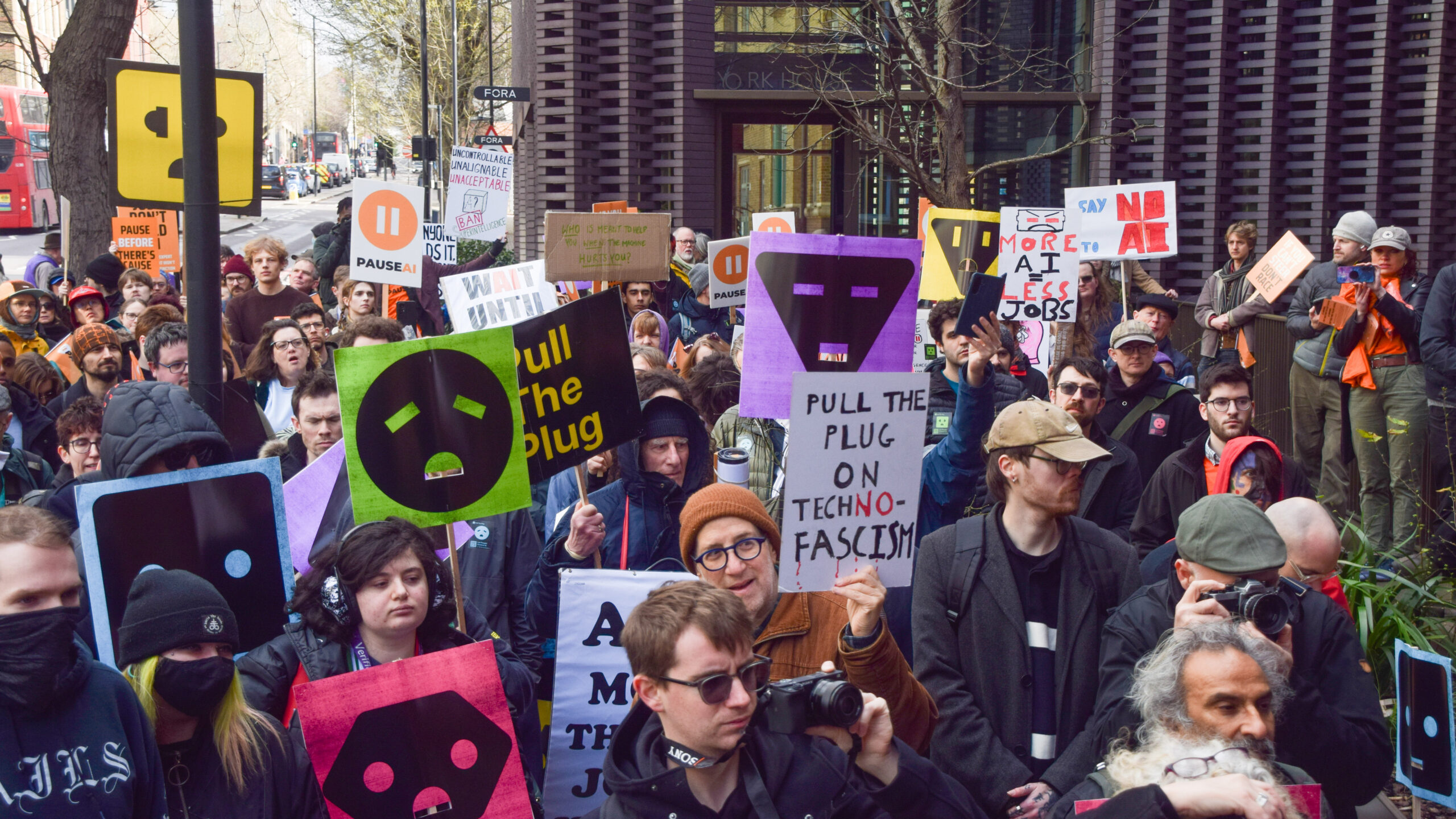 Reference image for: US law enforcement warns of "anti-tech extremism" as AI hatred grows: why this signal is getting harder to ignore