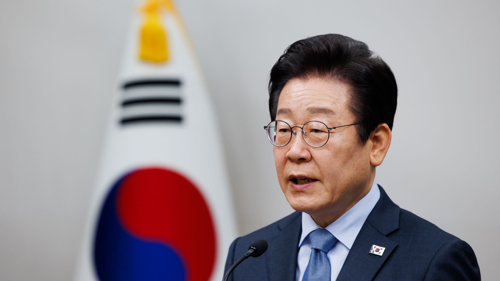 Reference image for: South Korea's $880 billion chip and AI plan faces big power and water challenges