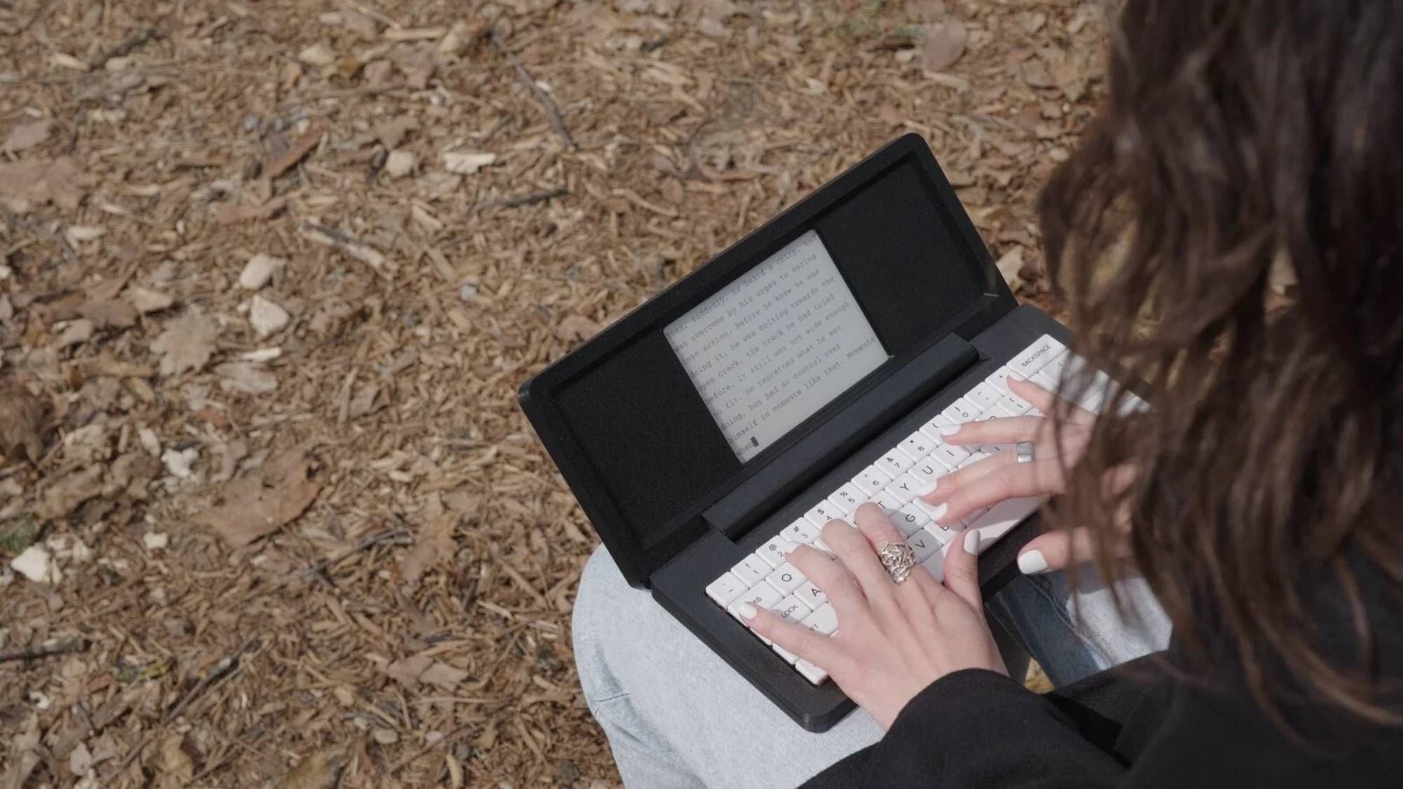 Reference image for: This modern typewriter wants to eliminate distractions and help you focus on writing
