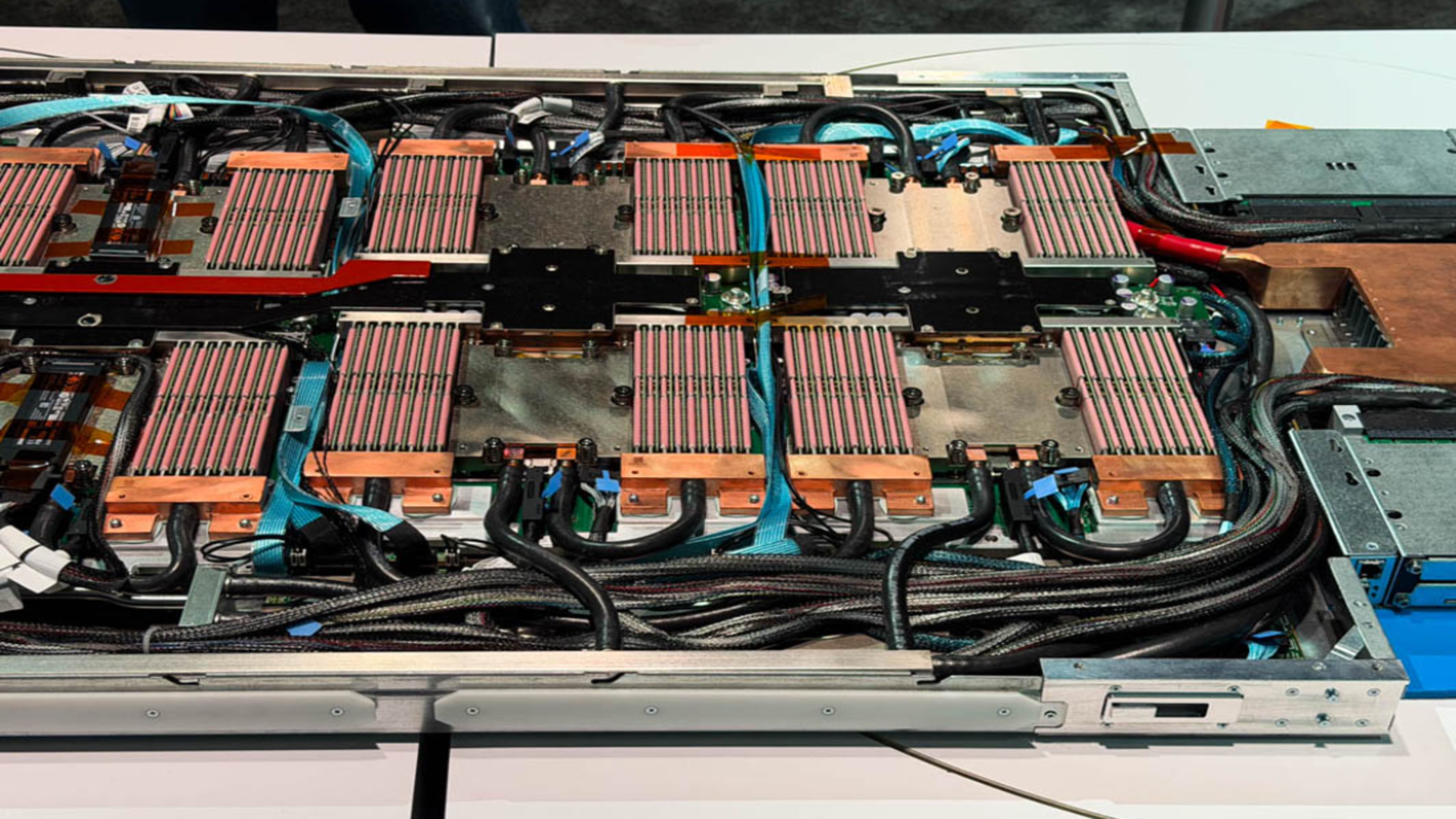 Reference image for: A server within a server: HP packs 81,920 CPU cores, up to 1.28PB RAM into one 42U rack using 80 multi-node