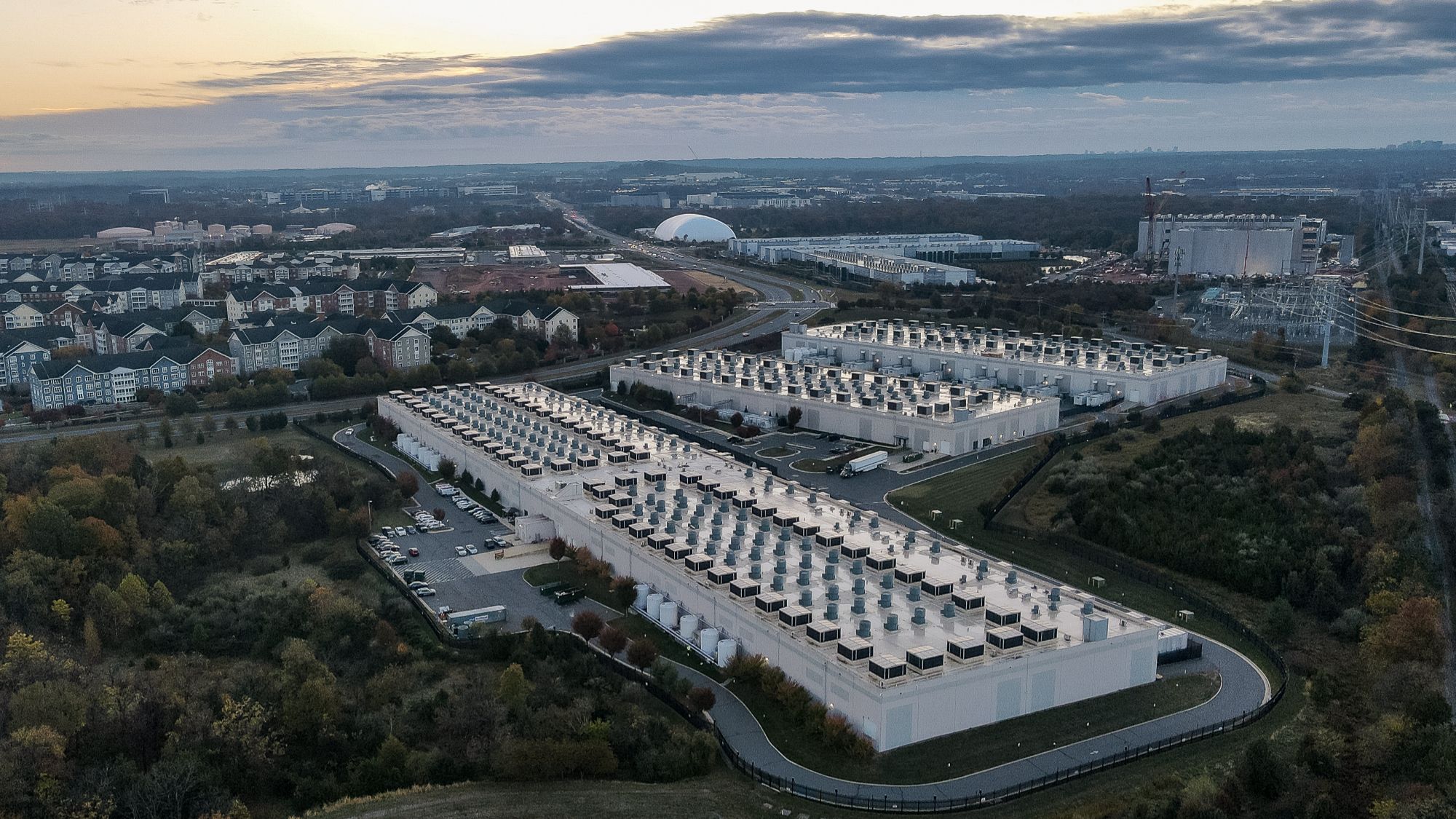 Reference image for: Amazon unveils 'Resilient Network Graphs' data center network that cuts hardware by 69% and boosts by 33%
