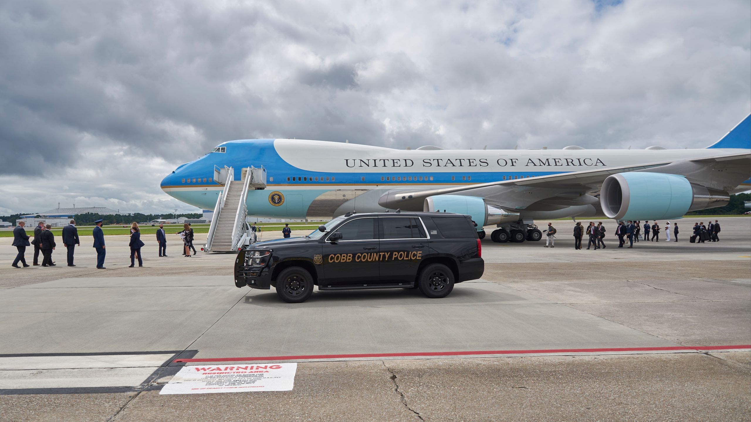 Reference image for: US Secret Service personnel are putting the lives of America’s VIPs at risk by refusing to use phones