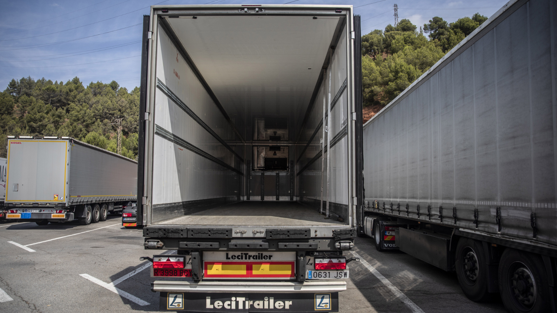 Reference image for: Cargo thieves target AI data center supplies in $1.3 million heists