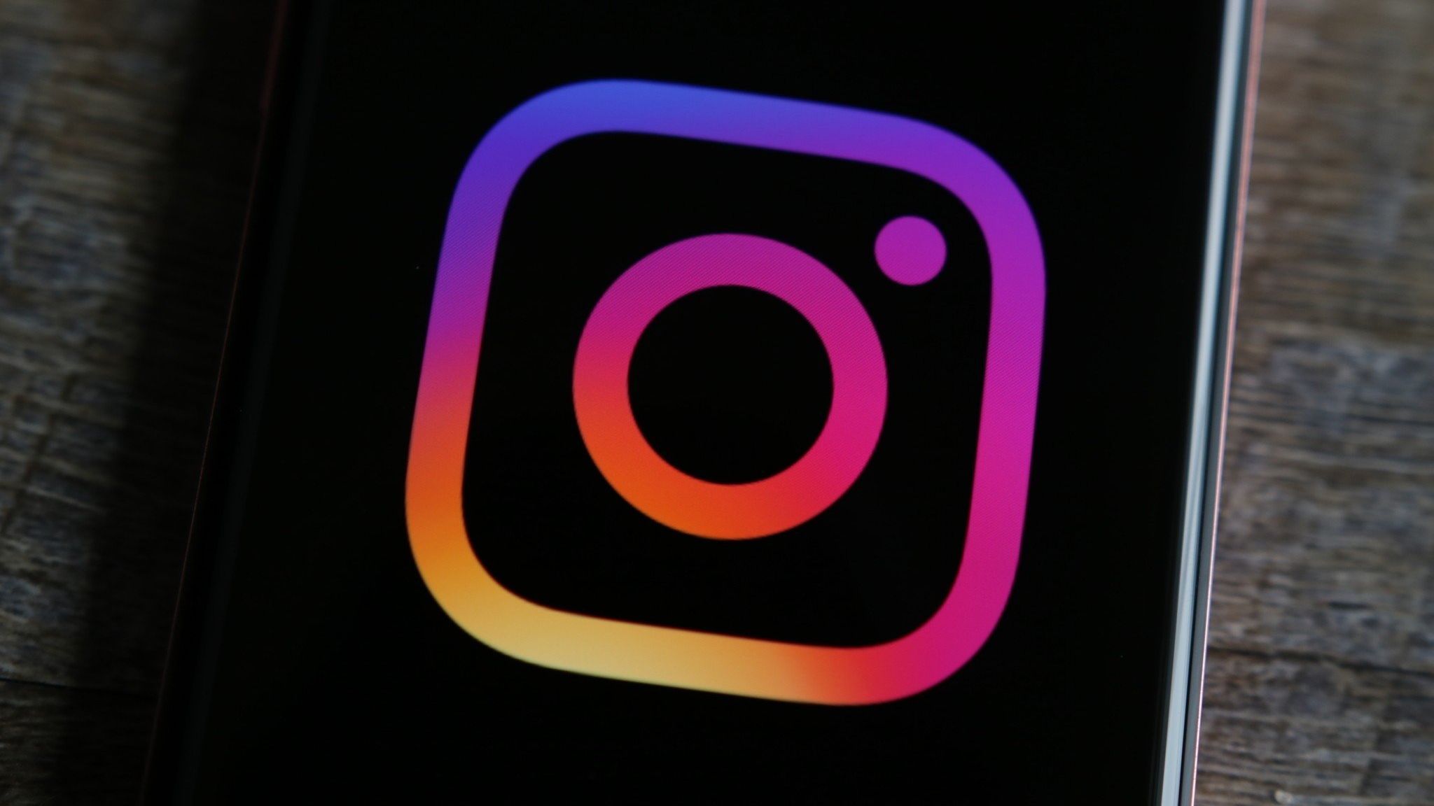 Reference image for: UK bans social media for under-16s: Here's when it starts and which apps are affected