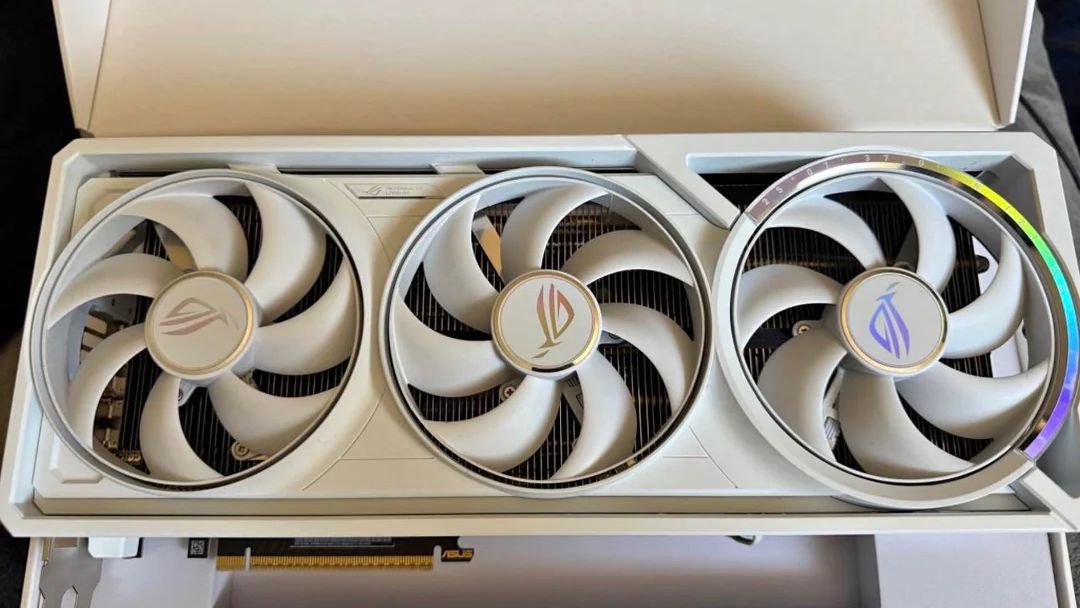 Reference image for: Lucky PC builder snipes $2,000 ROG Astral RTX 5080 on Facebook Marketplace for $500