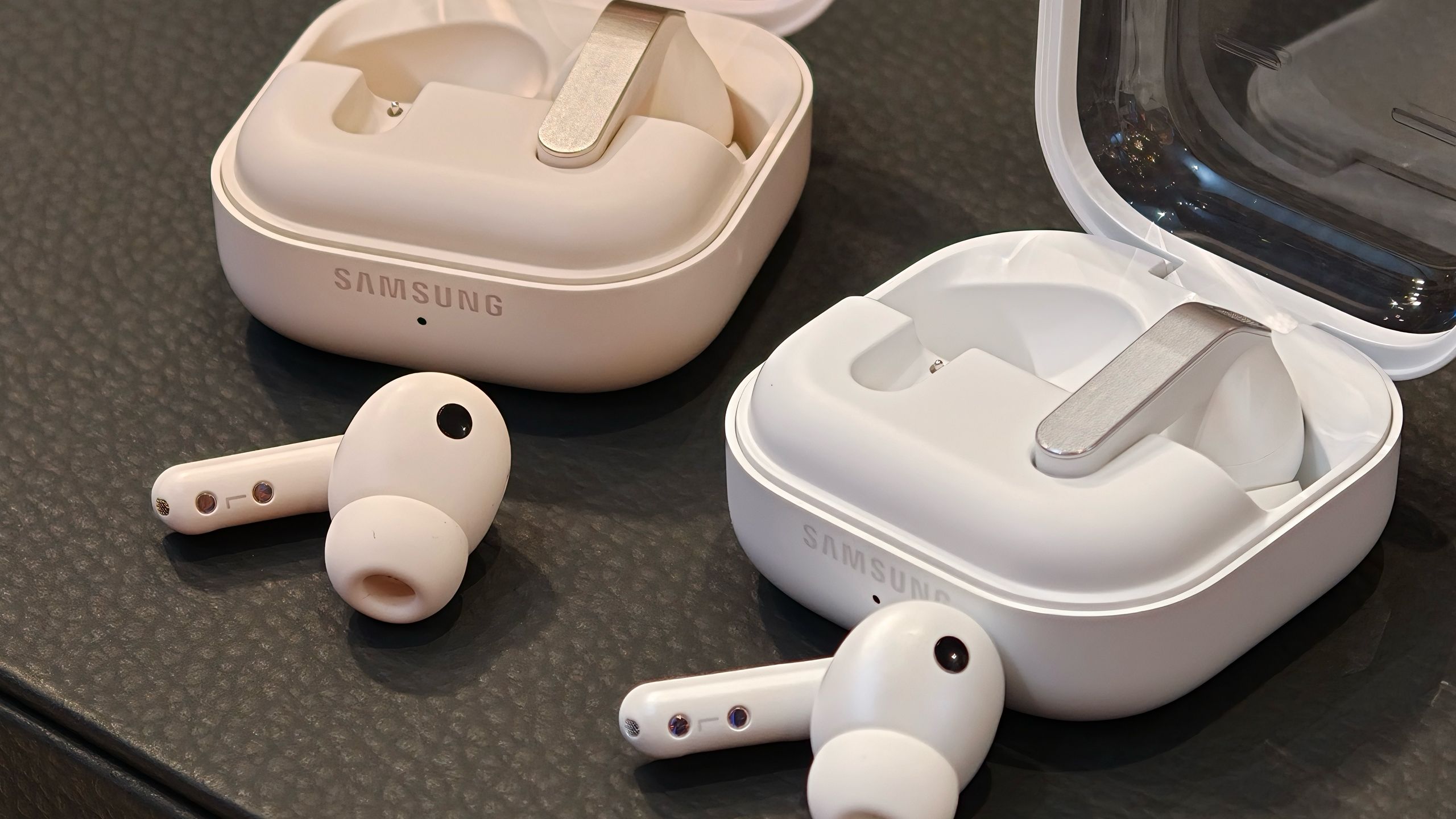 Reference image for: 'Galaxy Buds On' could be the name of Samsung's rumored 'clip-on' earbuds