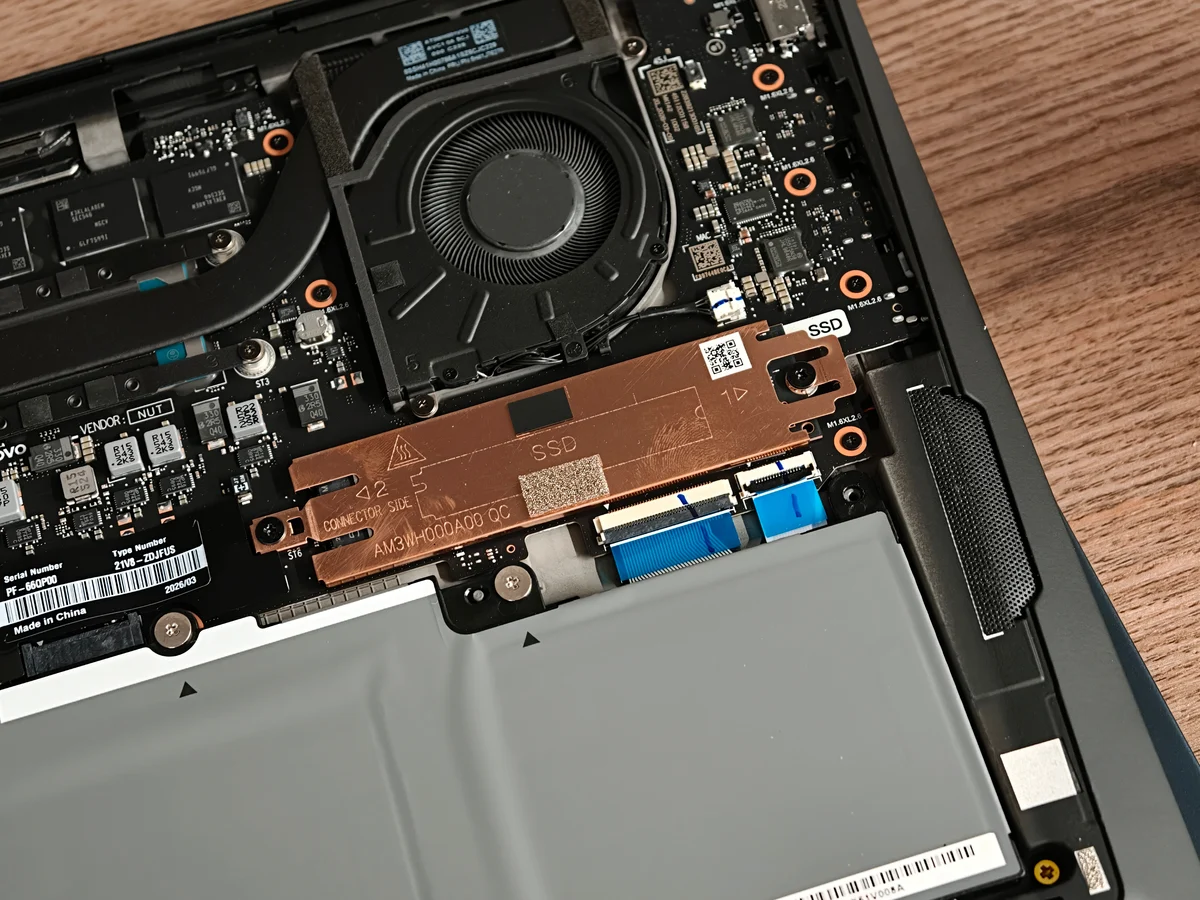 Ảnh tham khảo cho bài: "Mổ" xem "nội thất" ThinkPad X1 Carbon Gen 14, thấy SSD có hẳn heatsink để tản nhiệt