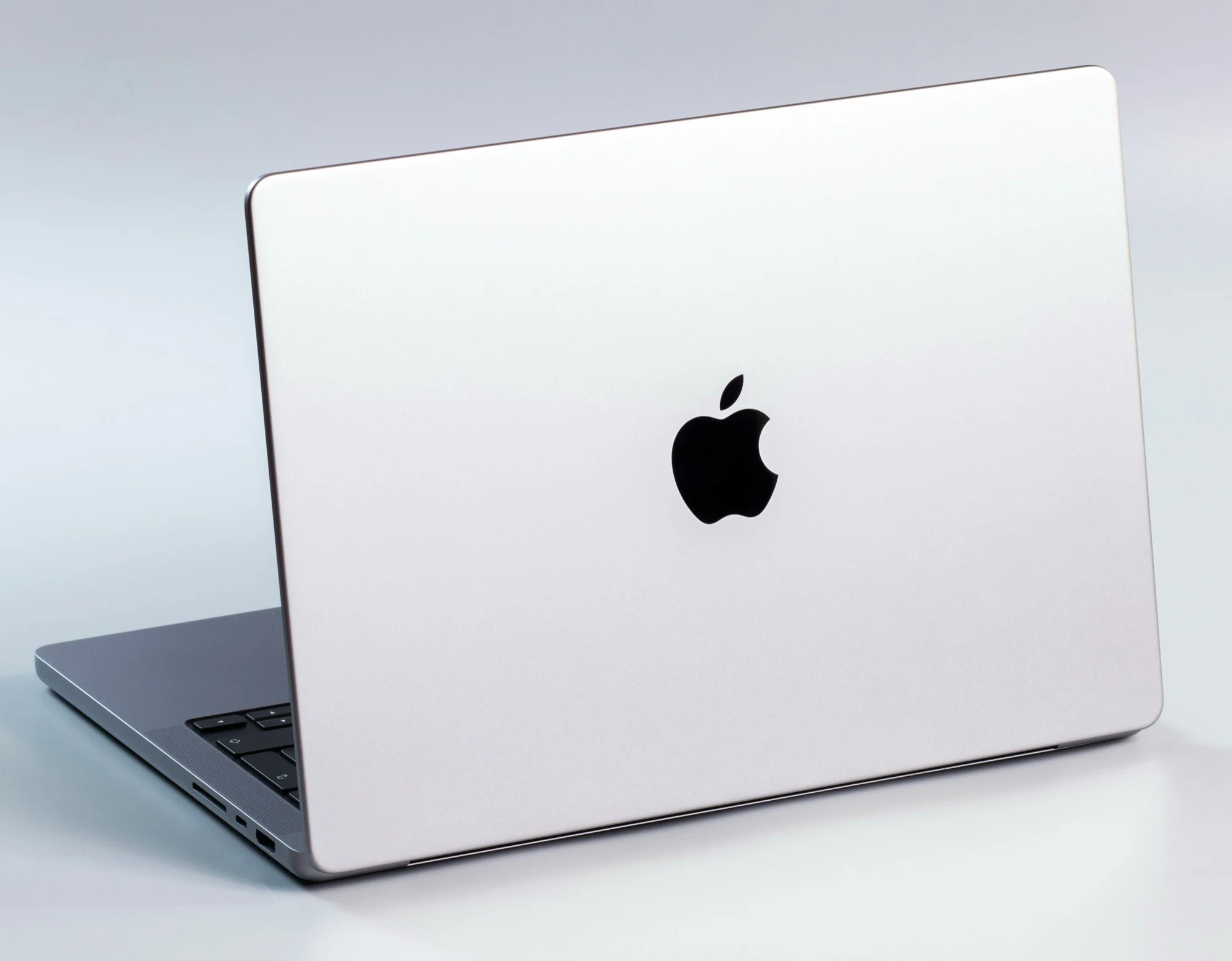 Ảnh tham khảo cho bài: MacBook mắc lên vì AI: Chip nhớ, trung tâm dữ liệu, và cái giá mà người dùng phổ thông đang trả
