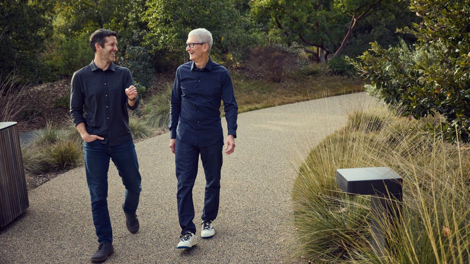 Ảnh tham khảo cho bài: Tim Cook dắt CEO mới John Ternus đi hội nghị Sun Valley năm nay nè